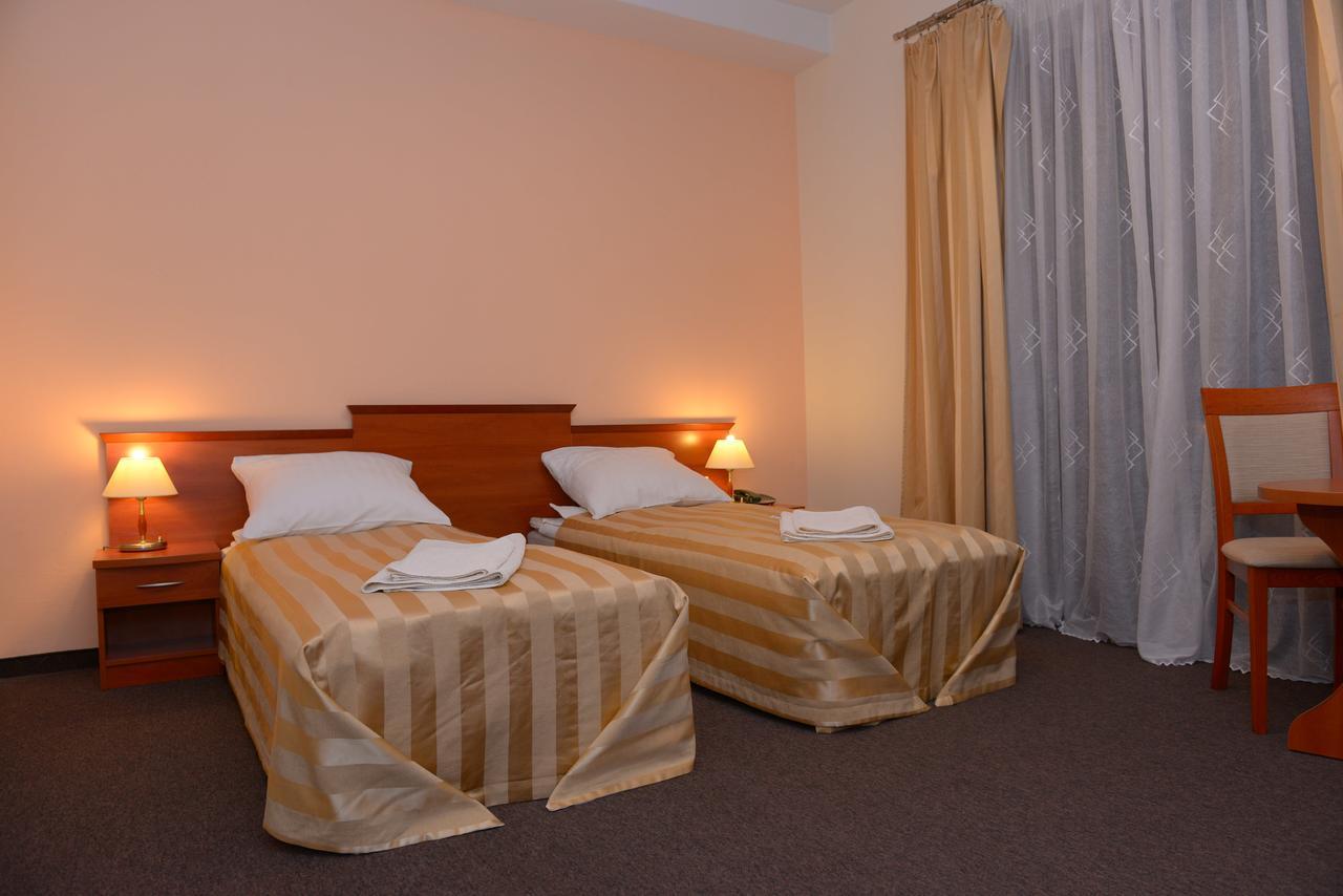 Hotel Pod Debami Terespol Exterior foto